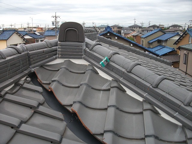 屋根の上から伸びる谷板金